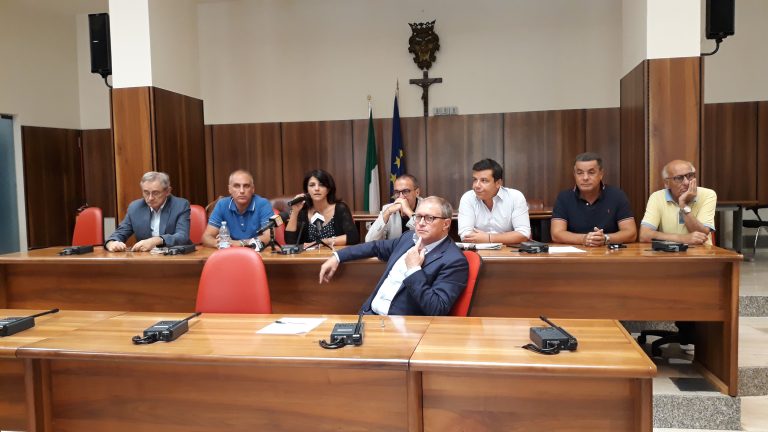 “Mai votato contro il Ferragosto”, i consiglieri replicano e scrivono a Mattarella: “Sibilia va rimosso”