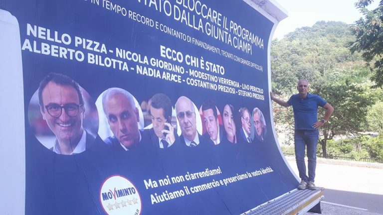 Manifesti 6×3. Mancusi: “Mi dissocio”. Guidi: “Uno schifo”. E Giordano posa di lato