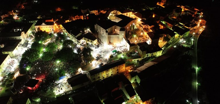 VIDEO/ Pienone per ‘Le 4 notti dei Briganti’, Montemiletto festeggia con Piero Pelù e i Boomdabash