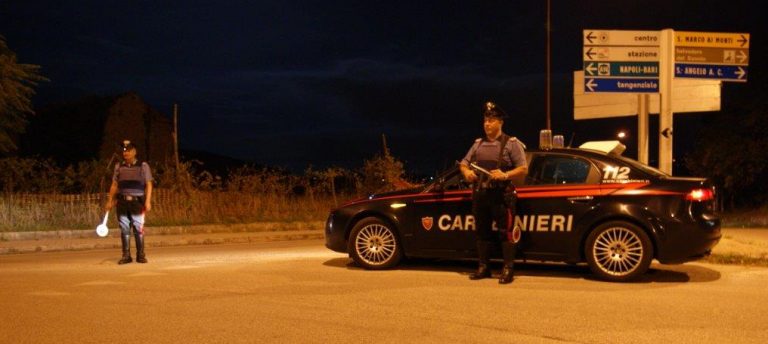 Sorpresi mentre tentano di rubare un autocarro: arrestati