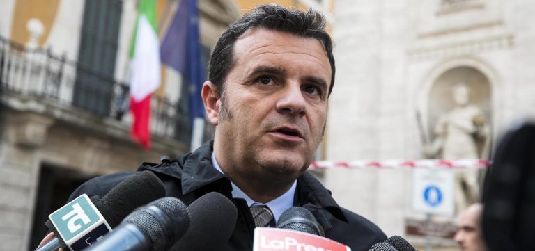 Biodigestore, si compatta il fronte del no: sos al ministro Centinaio
