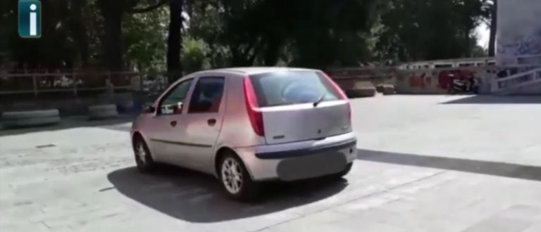 VIDEO/ Parcheggia nel piazzale dell’Eliseo e resta bloccata dalle fioriere