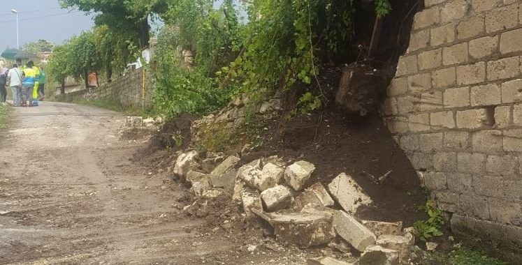 Maltempo, strade irpine invase dai detriti. Crolla un muro a Paternopoli