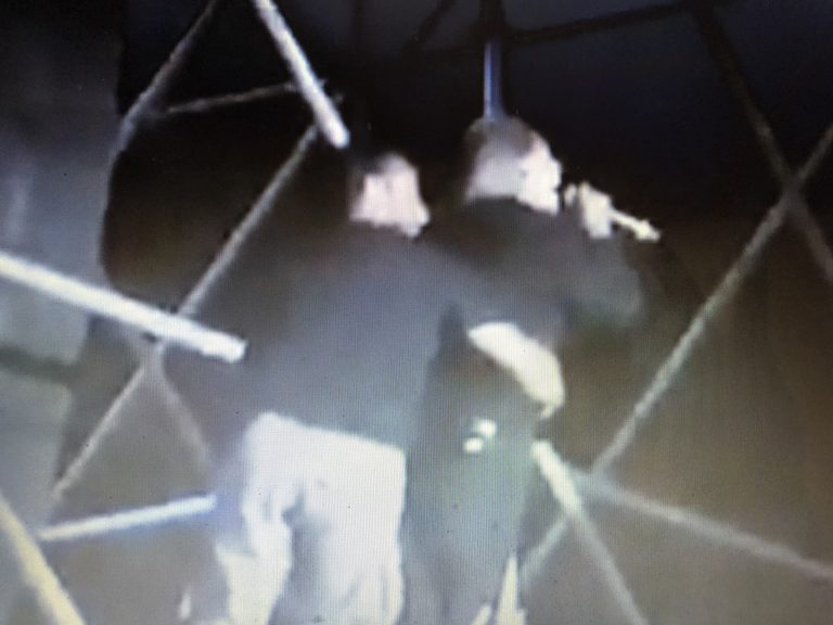 Nino D’Angelo in concerto sale su un traliccio rischiando di cadere