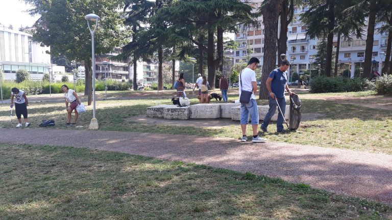 L’amministrazione Ciampi ripulisce Parco Kennedy. Mingarelli: “Bisogna sensibilizzare i cittadini”