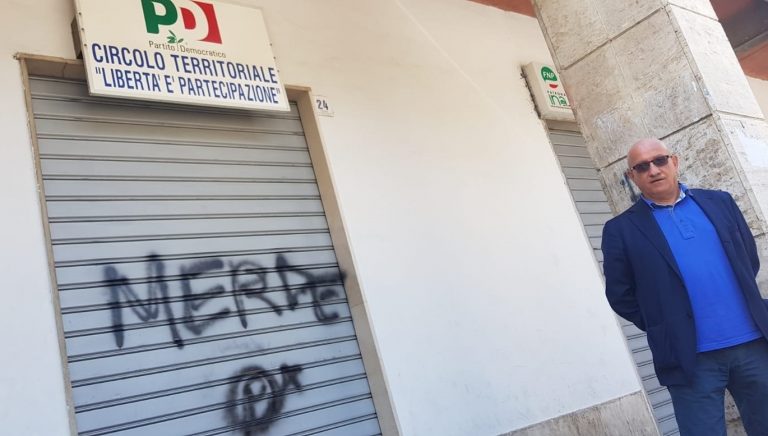 Scritte offensive sulla serranda del circolo Pd di San Tommaso