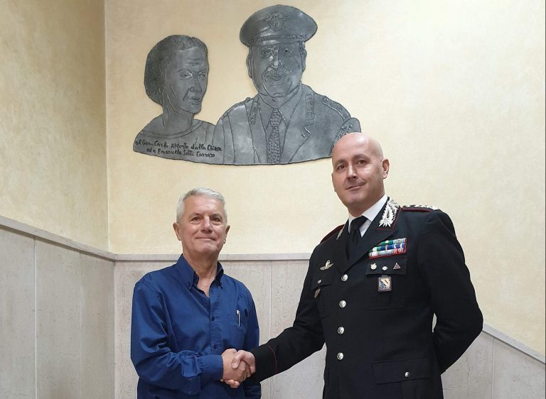 L’artista Cavaiuolo dona ai Carabinieri una scultura in memoria di Dalla Chiesa