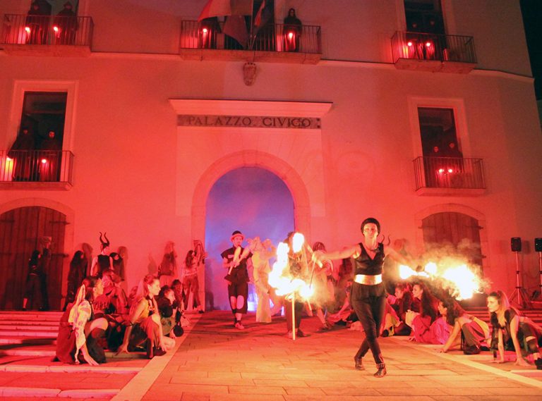 “Giullarte” è già un successo. Per la chiusura sfilata di tutti gli artisti