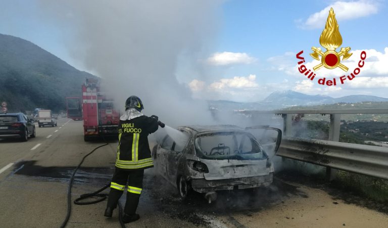 VIDEO/ Auto avvolta dalle fiamme sulla A16: i caschi rossi salvano una famiglia