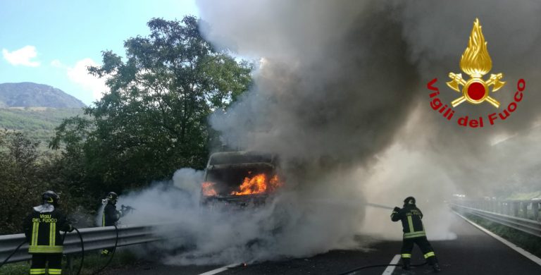 VIDEO/ Trasportava ecoballe: autoarticolato in fiamme sull’A16