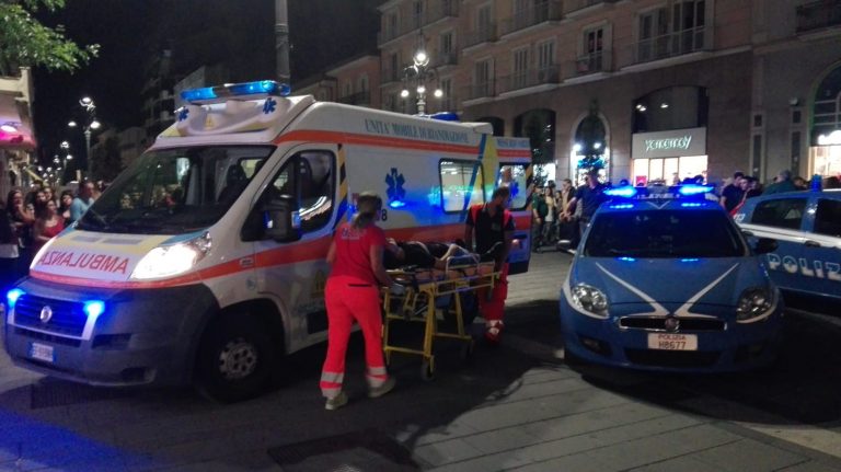 Rissa in centro a colpi di bottiglie