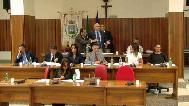 VIDEO/ Avellino, Ciampi si difende sul caso ‘vele’ ma esplode la polemica in Consiglio Comunale