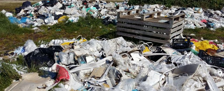 Amianto e rifiuti speciali seppelliti nel beneventano: due arresti ed una denuncia