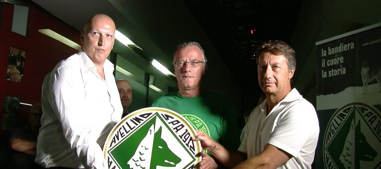 VIDEO/ Il logo nelle mani di De Cesare: “Un onore e un onere”