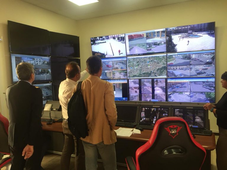 Lotta ai furbetti del sacchetto: task force e telecamere per stanare gli incivili