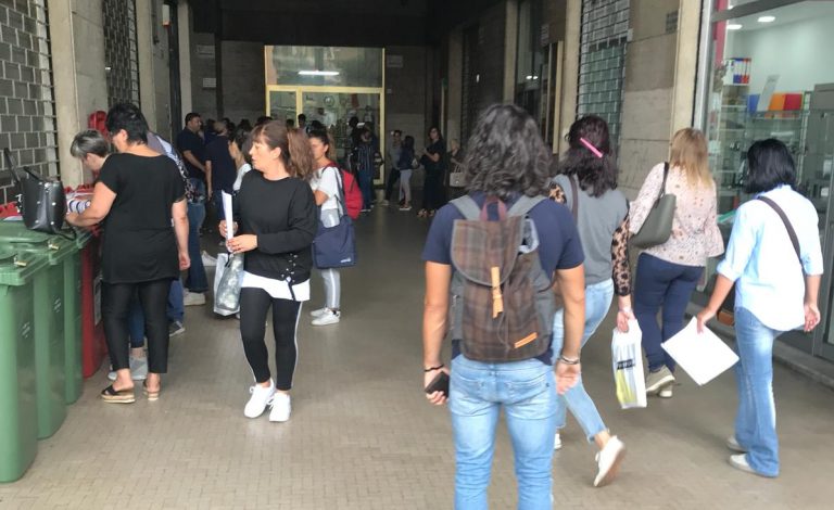 Caos abbonamenti Air, tutti in fila a piazza Kennedy: esplode la protesta