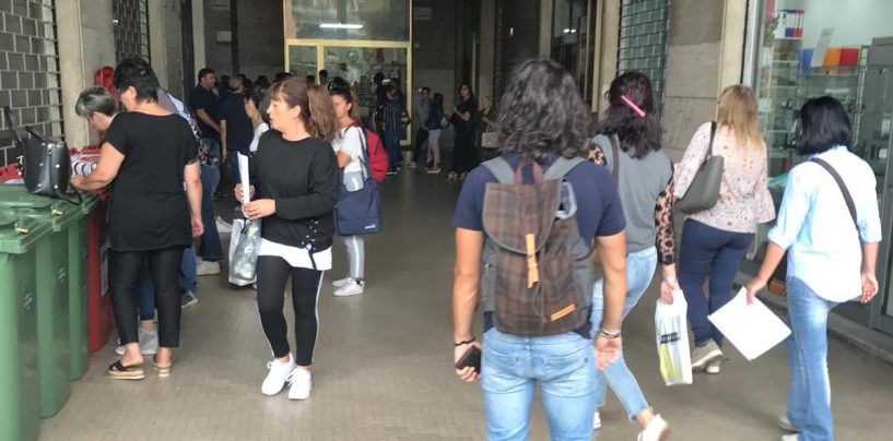 Caos abbonamenti Air, tutti in fila a piazza Kennedy: esplode la protesta