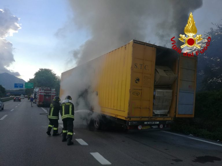 VIDEO/ Tir in fiamme sul raccordo Avellino-Salerno: i caschi rossi evitano guai peggiori