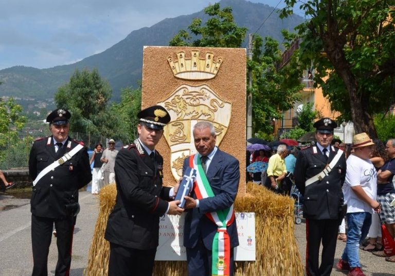 Foglianise dona una scultura degli ‘artisti della paglia’ ai Carabinieri di Montesarchio