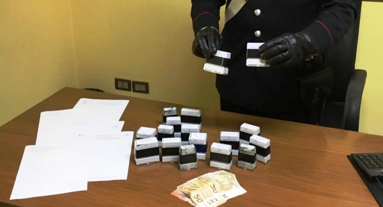 Timbri falsi e contante a casa di un 46enne: denunciato