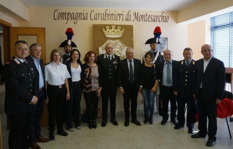 Foglianise, lo stemma del Carabinieri raffigurato in una scultura in paglia