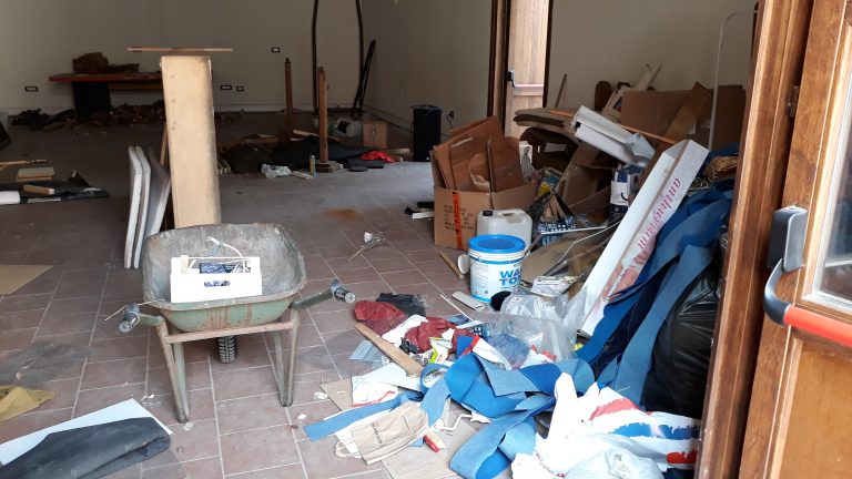 La vergogna della Casina del Principe: trasformata in discarica, tra crepe, infiltrazioni e larve