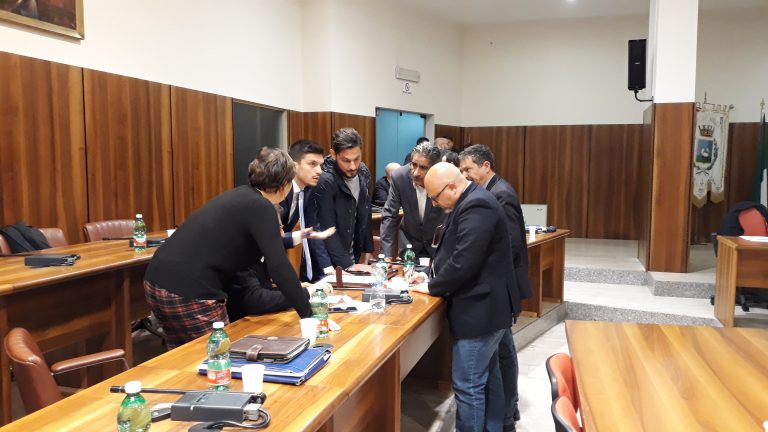 Il retroscena per bloccare la sfiducia: le ultime 24 ore, tra telefoni bollenti e tentativi di dimissioni