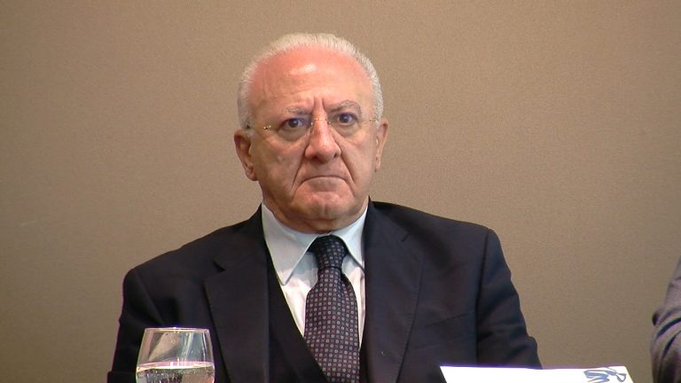 VIDEO/ Stazione Hirpinia, il Governatore De Luca: “Va difesa con i denti. Scelta irresponsabile per le aree interne”