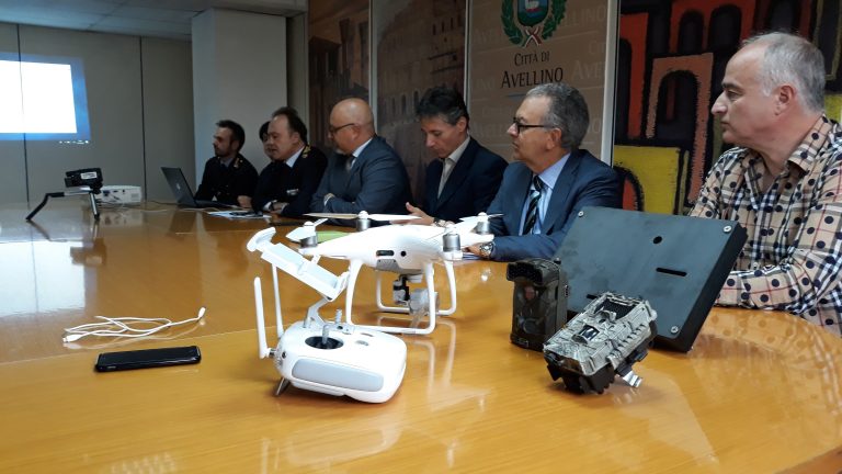 Droni per combattere l’inquinamento. E le telecamere stanano 100 furbetti del sacchetto