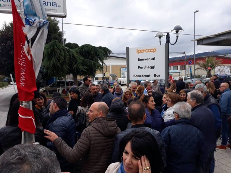 Ipercoop, si torna a Roma. La rabbia dei lavoratori: “Siamo spalle al muro”