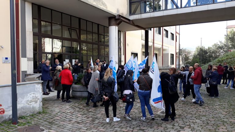 Mensa: scoppia la rabbia dei lavoratori. E Mancusi accusa la vecchia amministrazione