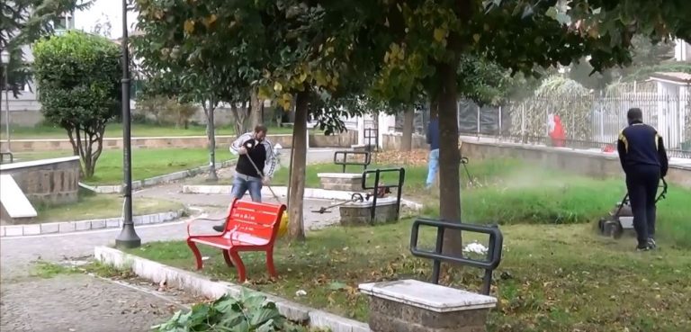 VIDEO/ Prata, comune in deficit: consiglieri e sindaco costretti a fare i netturbini