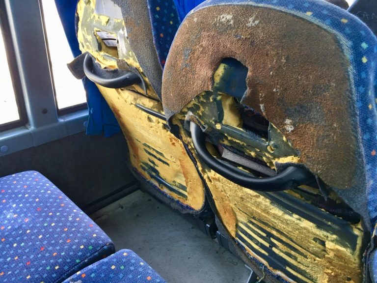 FOTO/ Air, la denuncia di un utente: “Deplorevole viaggiare così”. L’azienda si scusa