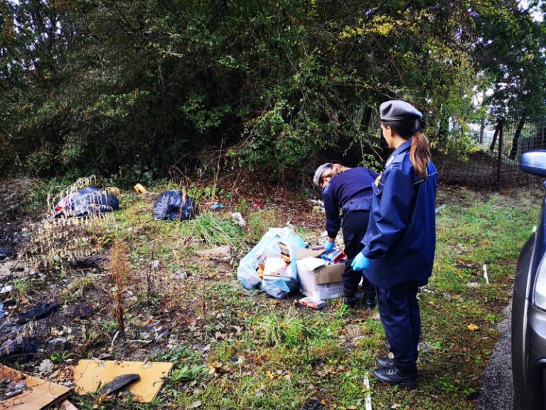 Lioni, rifiuti abbandonati: 63enne sanzionato e costretto a ripulire l’area