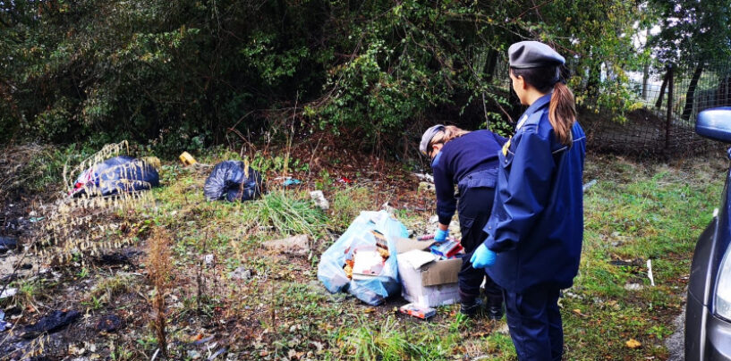 Lioni, rifiuti abbandonati: 63enne sanzionato e costretto a ripulire l’area