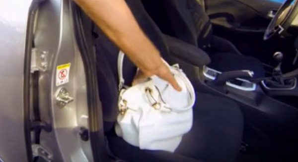 Ruba la borsa in un’auto in sosta: deferita una 40enne