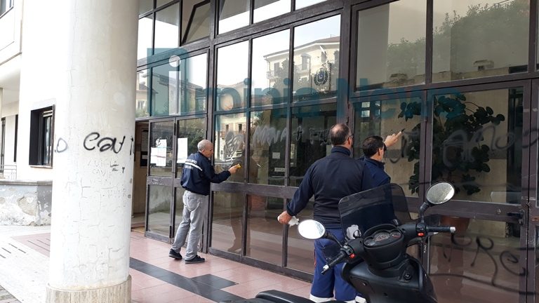 FOTO/ I vandali arrivano fino a Palazzo di Città: imbrattata la Casa comunale