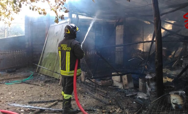 Capannone in fiamme, paura in Valle Caudina