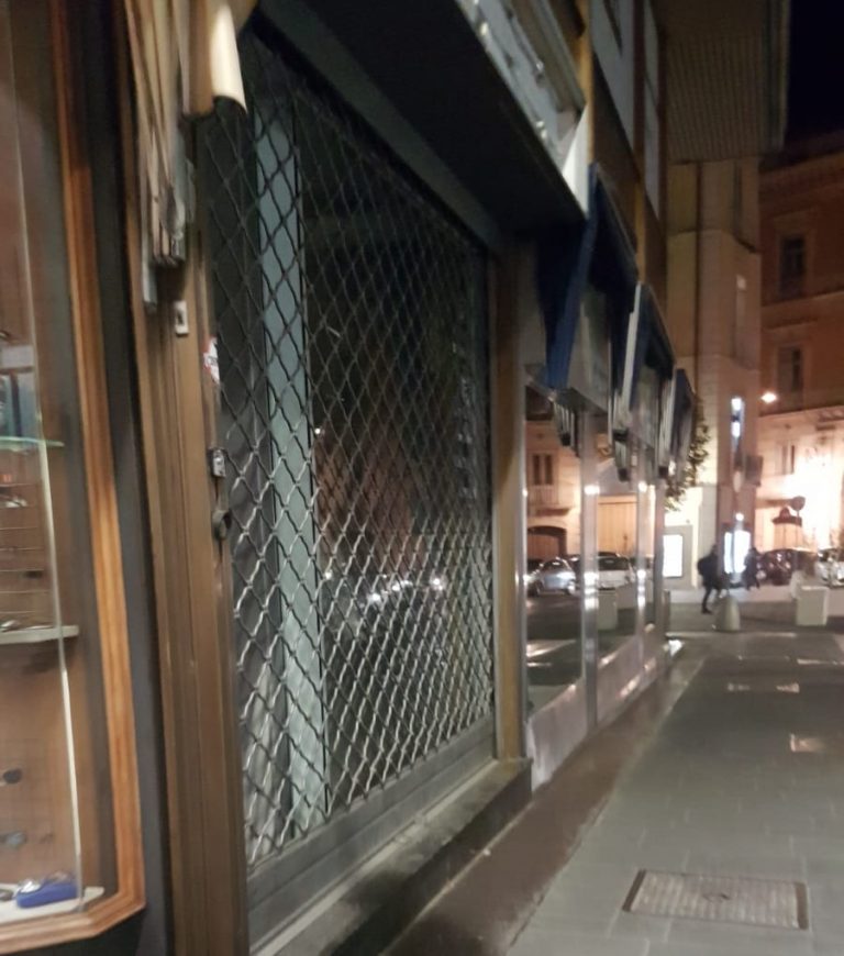 Blocco auto, saracinesche abbassate e luci spente. La protesta silenziosa dei commercianti