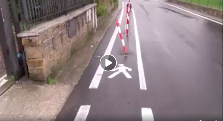 VIDEO/ A San Potito un percorso pedonale con i paletti al centro