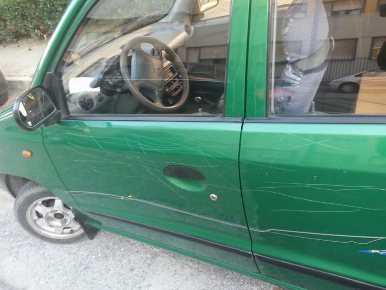Ex lavoratore parcheggia auto davanti l’Ipercoop e la ritrova danneggiata