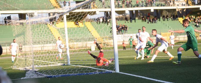 Avellino, basta il minimo sindacale: De Vena espugna il bunker Castiadas