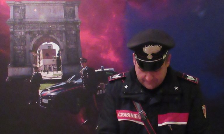 Minaccia tabaccaio con un coltello per l’incasso della giornata: arrestato