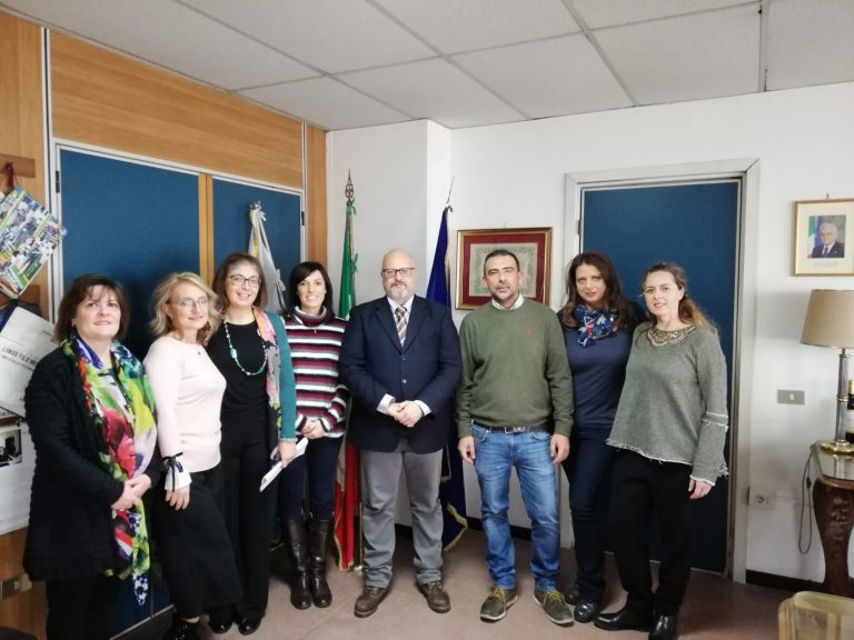 Precari, firma in Comune: arriva il contratto a tempo indeterminato