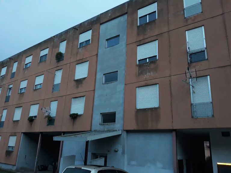 Alloggi popolari, esplode la protesta in via Francesco Tedesco: sit-in sotto il Comune