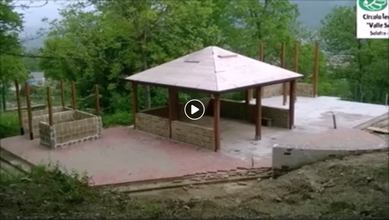 VIDEO/ Solofra, il comune costruisce infopoint senza autorizzazioni e dopo il sequestro lo “smonta”