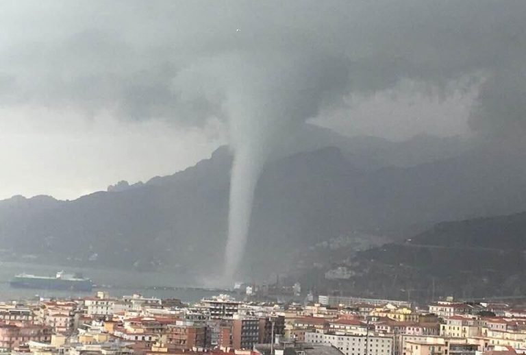 VIDEO/ Tromba marina a Salerno. Paura al porto e sulla costa