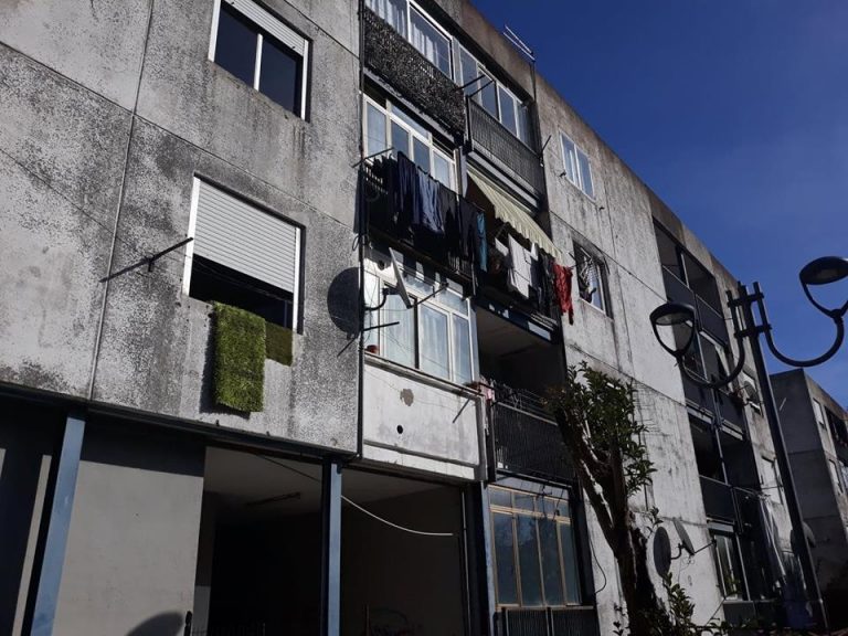 VIDEO/ “Abbandonati da anni nel degrado”. Valle, proteste dagli alloggi popolari. Ciampi: “Presto i primi interventi”