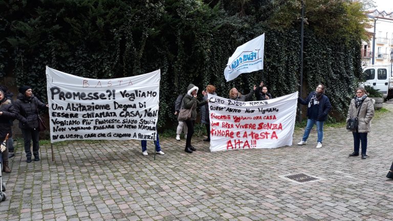 “Caro Babbo Natale, vogliamo la casa”, la protesta dei residenti di via Tedesco arriva in Comune