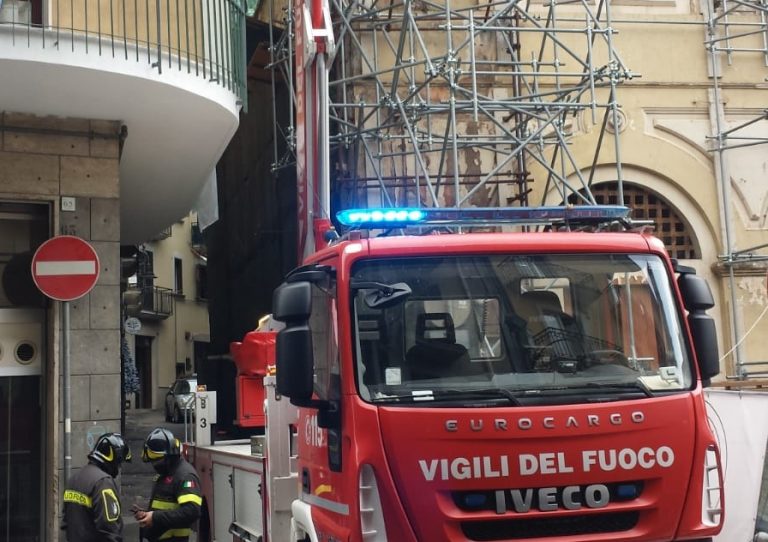 VIDEO/ La Dogana perde pezzi, arrivano i Vigili del Fuoco
